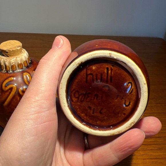 VINTAGE HULL POTTERY Little Brown Jug Salt & Pepper 4", tall brown drip glaze - Picture 6 of 8